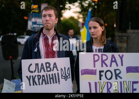 Washington, Stati Uniti. 10th Ott 2022. I manifestanti hanno dei cartelli durante la dimostrazione. Manifestanti si sono riuniti davanti all'ambasciata della Federazione russa per protestare contro i recenti crimini di guerra commessi in Ucraina. I manifestanti cantarono canzoni tradizionali ucraine e urlarono i lavoratori che entravano e uscendo dall'ambasciata. Credit: SOPA Images Limited/Alamy Live News Foto Stock