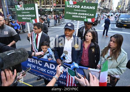 Il sindaco Eric Adams si svolge nella 78th° parata annuale di Columbus Day il 10 ottobre 2022 a New York. Foto Stock