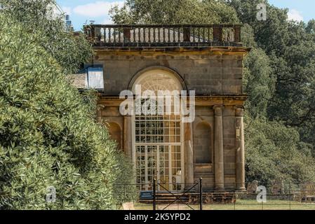 Una casa estiva a Weston Park con grandi finestre circondate da alberi e cespugli, Weston-under-Lizard, Regno Unito Foto Stock