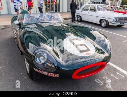 1955 XKD, Jaguar D-typw auto da corsa classica al Cooly Rocks in festival retrò a Coolangatta sulla costa d'oro, queensland, australia Foto Stock