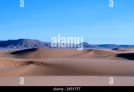 Scarpata del Mar Rosso e deserto nel Sudan nord-orientale Foto Stock