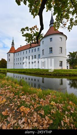 10 ottobre 2022, Brandeburgo, Fürstlich Drehna: Atmosfera autunnale al castello ormeggiato Fürstlich Drehna. Le origini del sito del castello risalgono ad un complesso di castelli slavi. Dal 14th ° secolo, l'edificio rinascimentale è stata la sede della bassa signoria lusaziana di Drehna. Il castello, il parco del castello e un padiglione, nonché la casa padronale e l'edificio ufficiale sono elencati come monumenti architettonici nella lista dei monumenti dello stato di Brandeburgo. Oggi, lo Schlosshotel Fürstlich Drehna è l'inquilino dell'edificio. Foto: Patrick Pleul/dpa Foto Stock