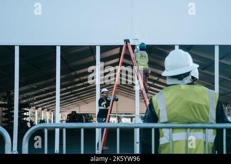 New York, Stati Uniti. 09th Ott 2022. Lavoratori edili presso il sito di un futuro rifugio per migranti. Sulla Randalls Island di New York, costruzione in corso di un rifugio per i richiedenti asilo. Credit: SOPA Images Limited/Alamy Live News Foto Stock