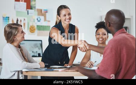 Handshake, partnership aziendale o accordo di successo nell'assistenza in ufficio, fiducia o crm in una riunione di collaborazione creativa B2B. Sorridete, felici o lavoro di squadra Foto Stock