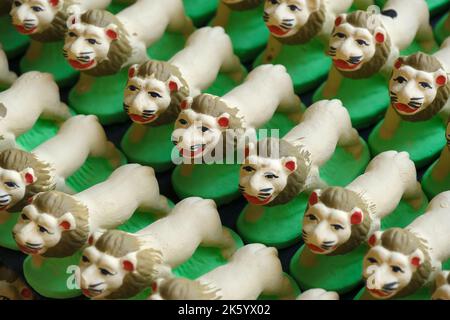 Potter fare di piccola statua colorata vari per Diwali Festival in India, i bambini fanno forti (Killa) durante il festival Diwali. Foto Stock