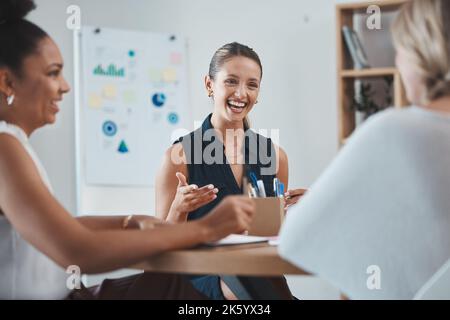 Donne d'affari, cliente e incontro di partnership con un cliente sul successo, la strategia e il lavoro di squadra. Lavoro, collaborazione e felice azienda Foto Stock