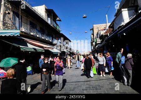 Il vivace mercato di Machane Yehuda a Gerusalemme, Israele. Foto Stock