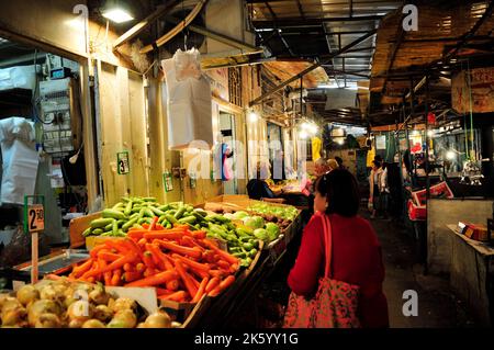 Il vivace mercato di Machane Yehuda a Gerusalemme, Israele. Foto Stock