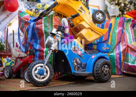 Nong Bua Lamphu, Thailandia. 11th Ott 2022. Le offerte di giocattoli per le vittime del massacro si trovano al di fuori di Wat Rat Samakee nella provincia di Nong Bua Lamphu, Thailandia, mentre i diritti funerali buddisti per i defunti hanno luogo. Un assalitore ha usato una combinazione di armi e coltelli per uccidere 35 persone, con almeno 22 bambini vittime al centro di cura, prima di uccidere sua moglie e figlio e poi commettere suicidio, portando il totale del corpo a 38. (Credit Image: © Adryel Talamantes/ZUMA Press Wire) Foto Stock