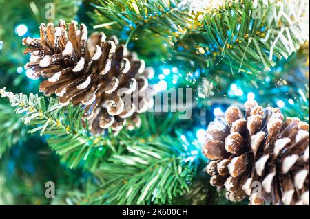 Struttura in rami di pino, coni di abete. Composizione di Capodanno. Sfondo di Natale vista dall'alto su sfondo bianco. Natale o Capodanno neve sfocata Foto Stock