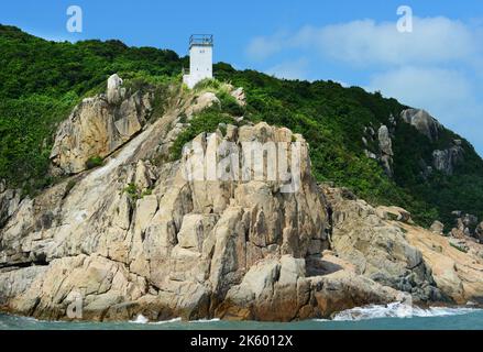 La splendida costa rocciosa nella parte meridionale dell'isola di Lamma a Hong Kong. Foto Stock