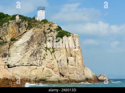 La splendida costa rocciosa nella parte meridionale dell'isola di Lamma a Hong Kong. Foto Stock