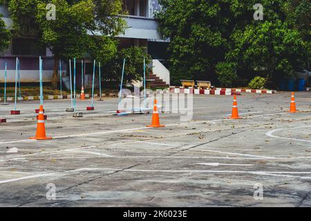 Test di guida e area di addestramento con test di simulazione per patente di guida. Scuola di guida pratica zona di traffico con pole segnaletica e coni arancioni e la strada Foto Stock