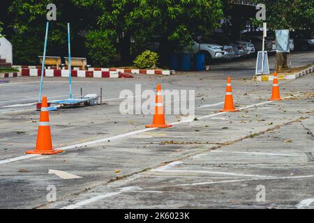 Test di guida e area di addestramento con test di simulazione per patente di guida. Scuola di guida pratica zona di traffico con pole segnaletica e coni arancioni e la strada Foto Stock