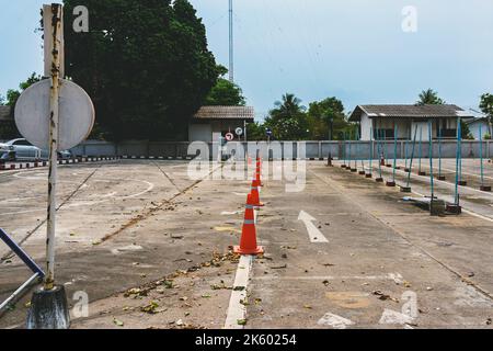 Test di guida e area di addestramento con test di simulazione per patente di guida. Scuola di guida pratica zona di traffico con pole segnaletica e coni arancioni e la strada Foto Stock