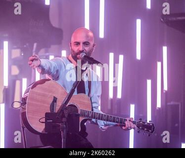 Bergamo, Italia. 10th Ott 2022. Negramaro, Giuliano Sangiorgi durante Negramaro, Concerto musicale a Bergamo, ottobre 10 2022 Credit: Independent Photo Agency/Alamy Live News Foto Stock