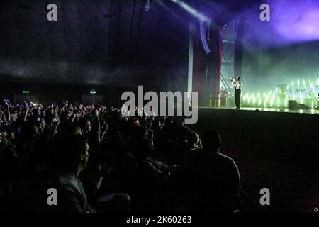 Bergamo, Italia. 10th Ott 2022. Negramaro, Giuliano Sangiorgi durante Negramaro, Concerto musicale a Bergamo, ottobre 10 2022 Credit: Independent Photo Agency/Alamy Live News Foto Stock