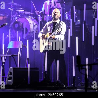Bergamo, Italia. 10th Ott 2022. Negramaro, Giuliano Sangiorgi durante Negramaro, Concerto musicale a Bergamo, ottobre 10 2022 Credit: Independent Photo Agency/Alamy Live News Foto Stock