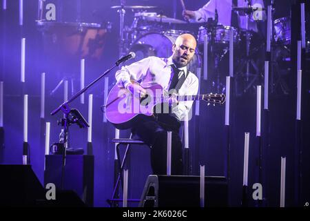 Bergamo, Italia. 10th Ott 2022. Negramaro, Giuliano Sangiorgi durante Negramaro, Concerto musicale a Bergamo, ottobre 10 2022 Credit: Independent Photo Agency/Alamy Live News Foto Stock