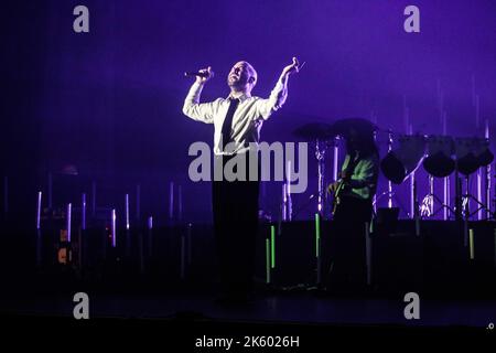 Bergamo, Italia. 10th Ott 2022. Negramaro, Giuliano Sangiorgi durante Negramaro, Concerto musicale a Bergamo, ottobre 10 2022 Credit: Independent Photo Agency/Alamy Live News Foto Stock