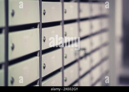 File di cassette postali nella hall di un edificio di appartamenti, Un sacco di cassette postali con numeri di appartamenti Foto Stock