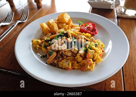 Primo piano calamari in pastella e fritti serviti con pollo saltato in padella e noci di anacardi Foto Stock