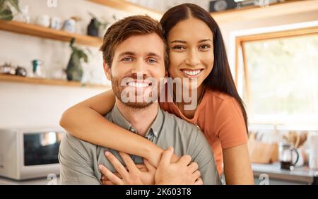 Ritratto di una coppia interracial soddisfatta che si unisce insieme nel paese. Gioiosa ragazza di razza mista abbracciando il suo ragazzo caucasico. Felice marito e. Foto Stock