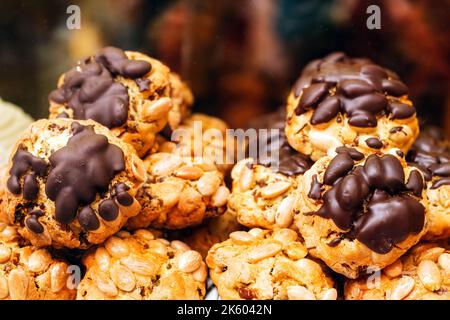 Vetrina di un negozio di dessert toscano, fuoco selettivo Foto Stock