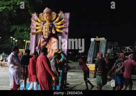 8 ottobre 2022, Kolkata, Bengala Occidentale, India: Il 8th ottobre, Kolkata ha avuto uno dei più grandi carnevali in India. A questo carnevale hanno partecipato centinaia di grandi e famosi comitati Durga Puja. La strada rossa è stata illuminata. A questo grande evento è stato presente anche il primo Ministro del Bengala Occidentale. Dopo la partecipazione, tutti gli idoli sono portati a Babughat per l'immersione. Nel ghat di immersione, è stata impiegata una forza di polizia stretta e nessuno può entrare in questa zona tranne i membri distinti del comitato di puja. L'evento è iniziato alle 4,30 e terminerà intorno alle 9,30 Foto Stock