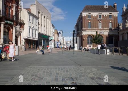 Cornhill con la sua pavimentazione acciottolata in Ipswich Suffolk Inghilterra Foto Stock