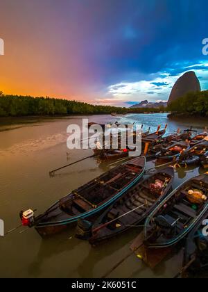 Veduta aerea del punto di osservazione Samet Nangshe al tramonto durante la stagione delle piogge, Phang Nga, Thailandia Foto Stock