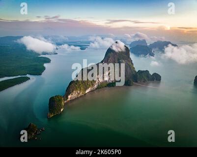 Veduta aerea del punto di osservazione Samet Nangshe al tramonto durante la stagione delle piogge, Phang Nga, Thailandia Foto Stock