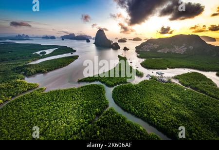 Veduta aerea del punto di osservazione Samet Nangshe al tramonto durante la stagione delle piogge, Phang Nga, Thailandia Foto Stock