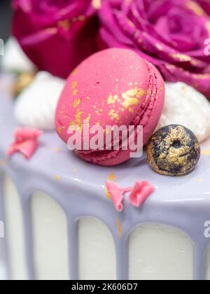 torta romantica decorata a mano in oro Foto Stock