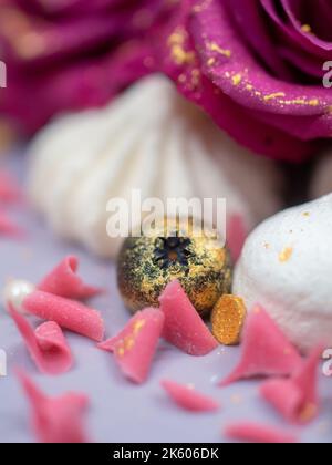 torta romantica decorata a mano in oro Foto Stock