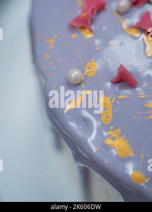 torta romantica decorata a mano in oro Foto Stock