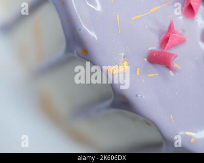 torta romantica decorata a mano in oro Foto Stock