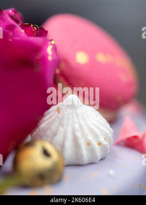 torta romantica decorata a mano in oro Foto Stock