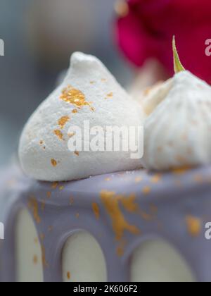torta romantica decorata a mano in oro Foto Stock