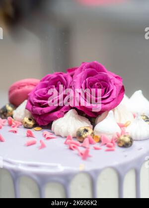 torta romantica decorata a mano in oro Foto Stock
