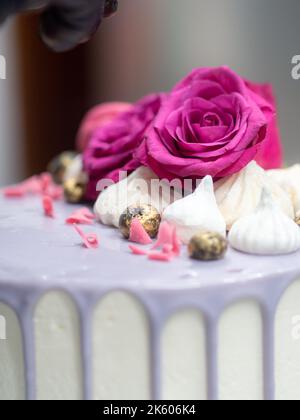 torta romantica decorata a mano in oro Foto Stock