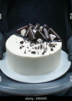 torta glassante in bianco e nero del designer Foto Stock