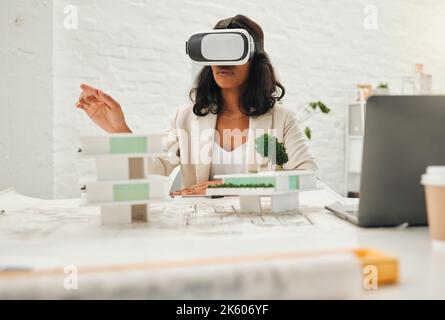 Giovane designer che utilizza un simulatore di intelligenza artificiale per pianificare la costruzione. Architetto afroamericano che utilizza occhiali VR.giovane ingegnere che utilizza un visore per la realtà virtuale in lei Foto Stock