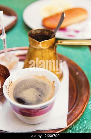 Caffè forte arabico servito in modo tradizionale (dof poco profondo) Foto Stock