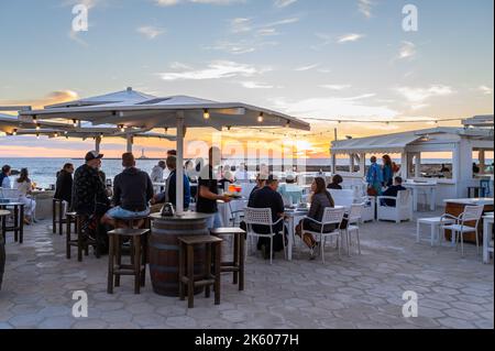 Le persone che si gustano cibo e bevande al ristorante all'aperto Buena Vista sul lungomare medievale bastione nel centro storico di Gallipoli, Puglia, Italia. Foto Stock