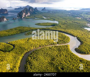 Veduta aerea del punto di osservazione Samet Nangshe al tramonto durante la stagione delle piogge, Phang Nga, Thailandia Foto Stock