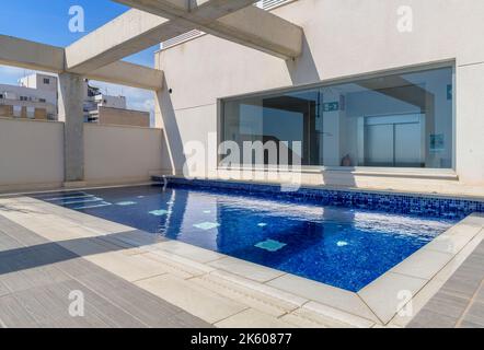 Hotel Censal. Situato in posizione ideale vicino al lungomare della colorata cittadina balneare mediterranea di la Villajoyosa (anche la Vila Joiosa). Foto Stock