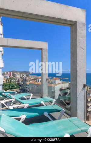 Hotel Censal. Situato in posizione ideale vicino al lungomare della colorata cittadina balneare mediterranea di la Villajoyosa (anche la Vila Joiosa). Foto Stock