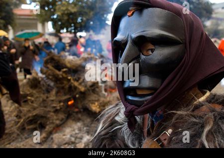 Carnevale tipico, sfilata Mamuthones, Mamoiada, Sardegna, Italia Foto Stock