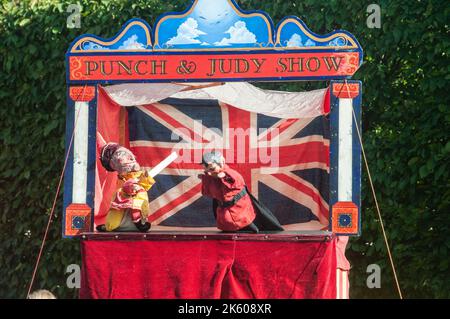 Intorno al Regno Unito - Punch & Judy Show nel giardino murato ad Astley Park, Chorley, Lancashire, Regno Unito Foto Stock